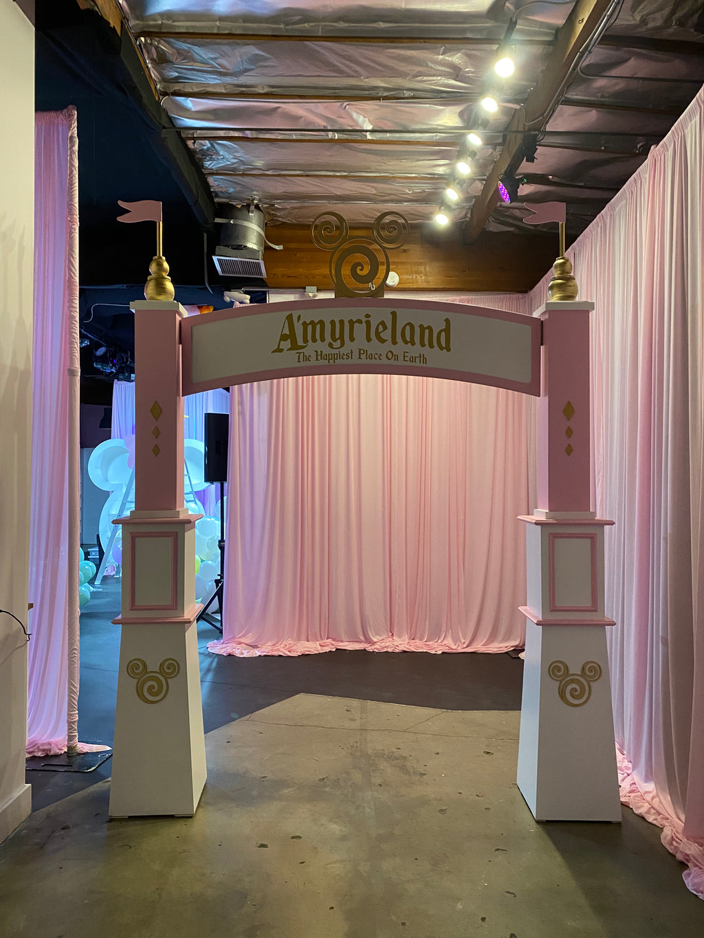 Minnie Mouse Arch