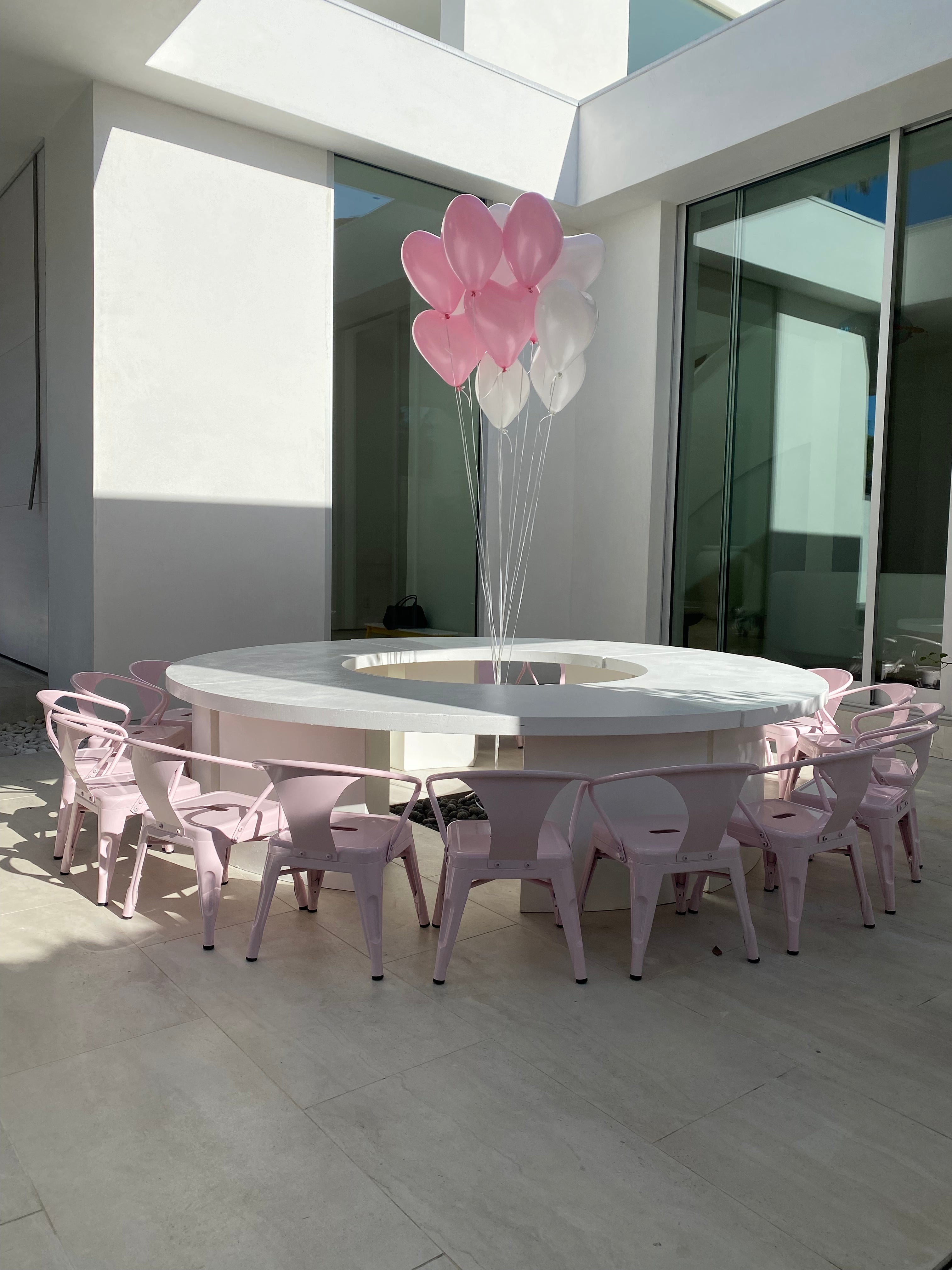 Kids White Serpentine Circle Table