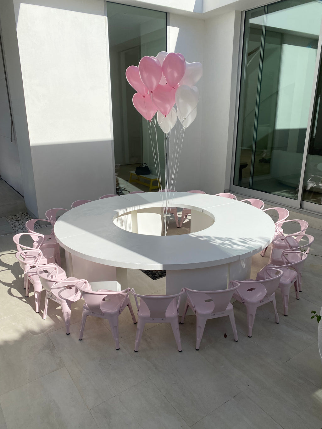 Kids White Serpentine Circle Table