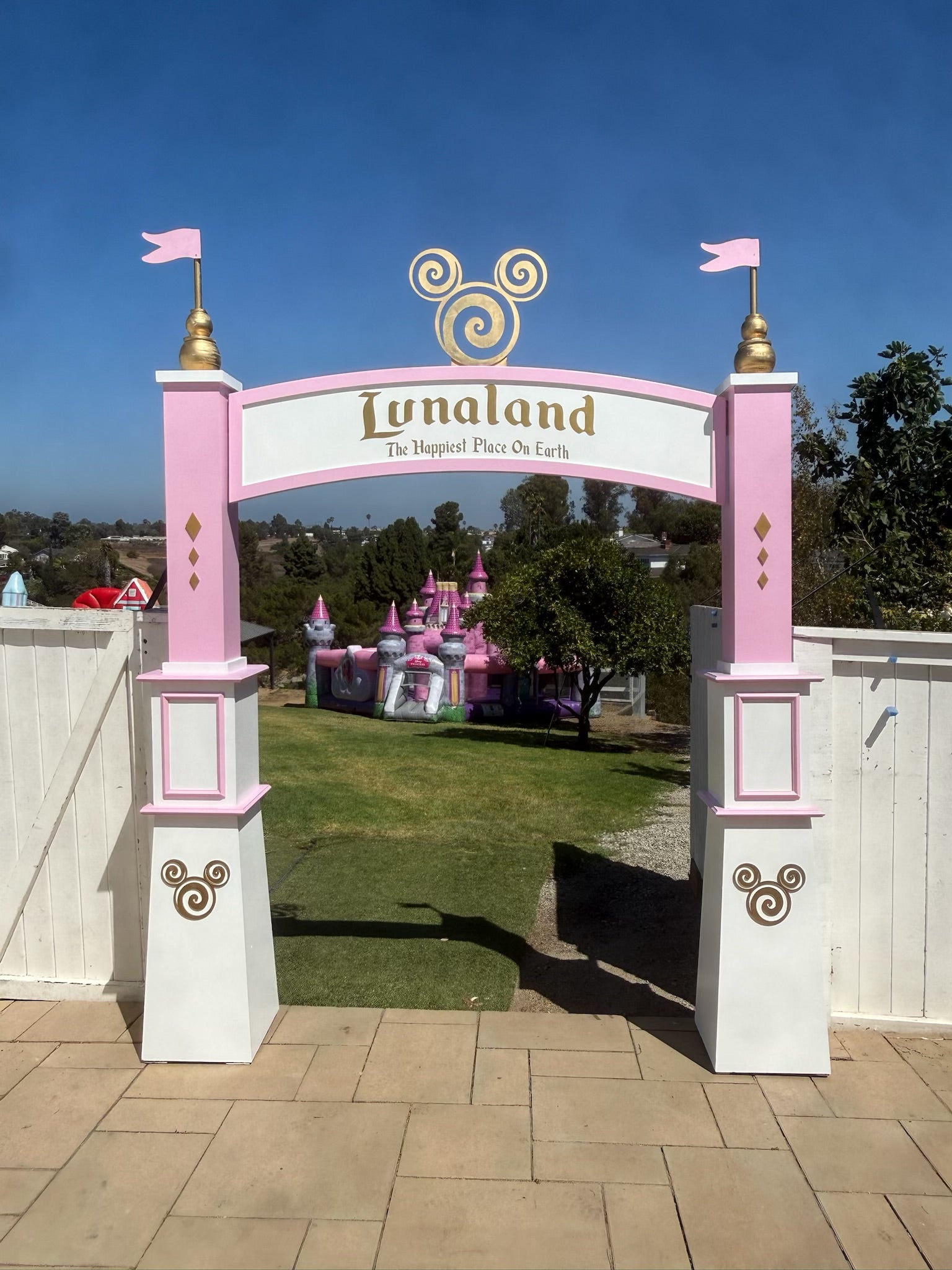 Minnie Mouse Arch