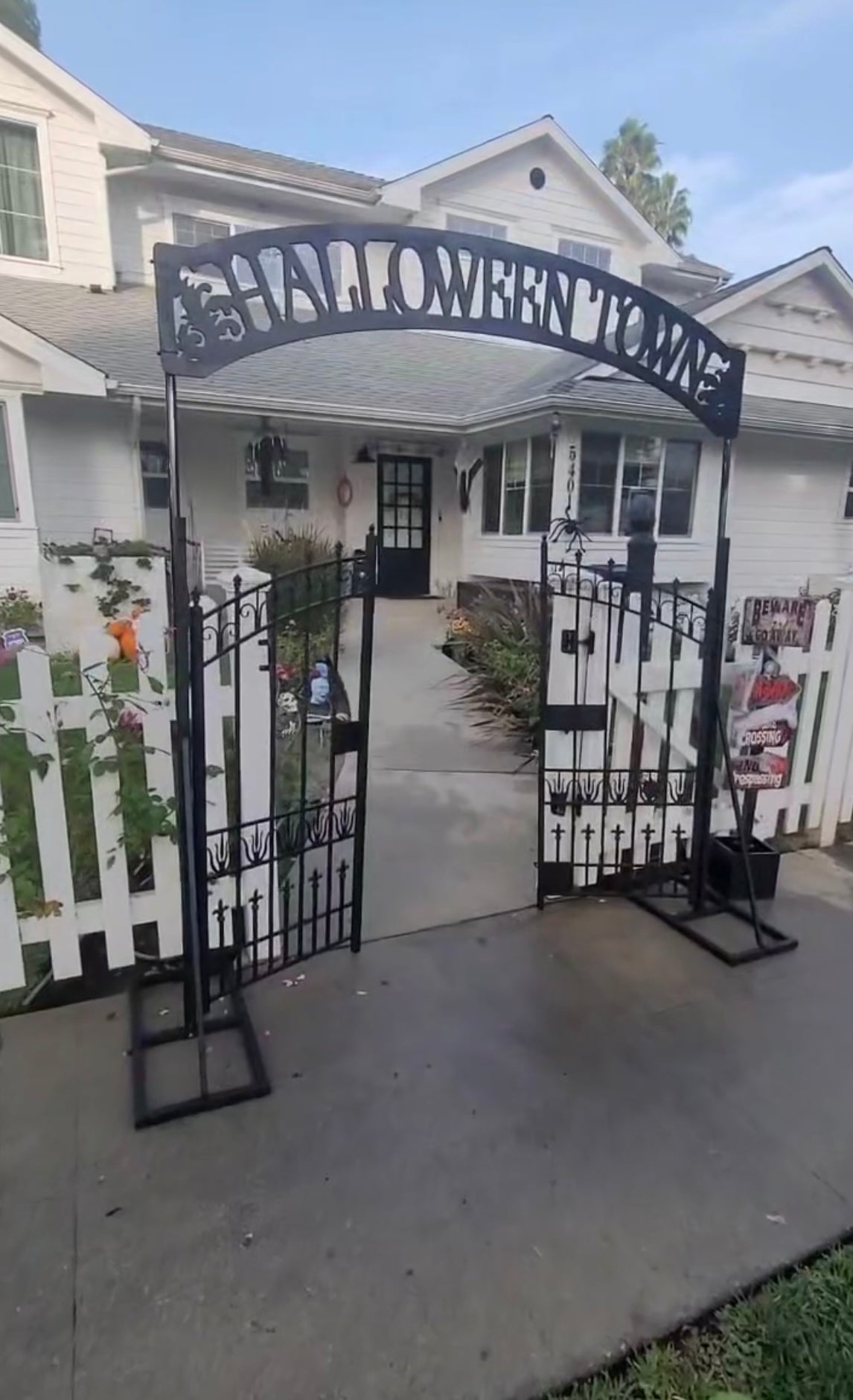 Halloweentown Arch Entrance