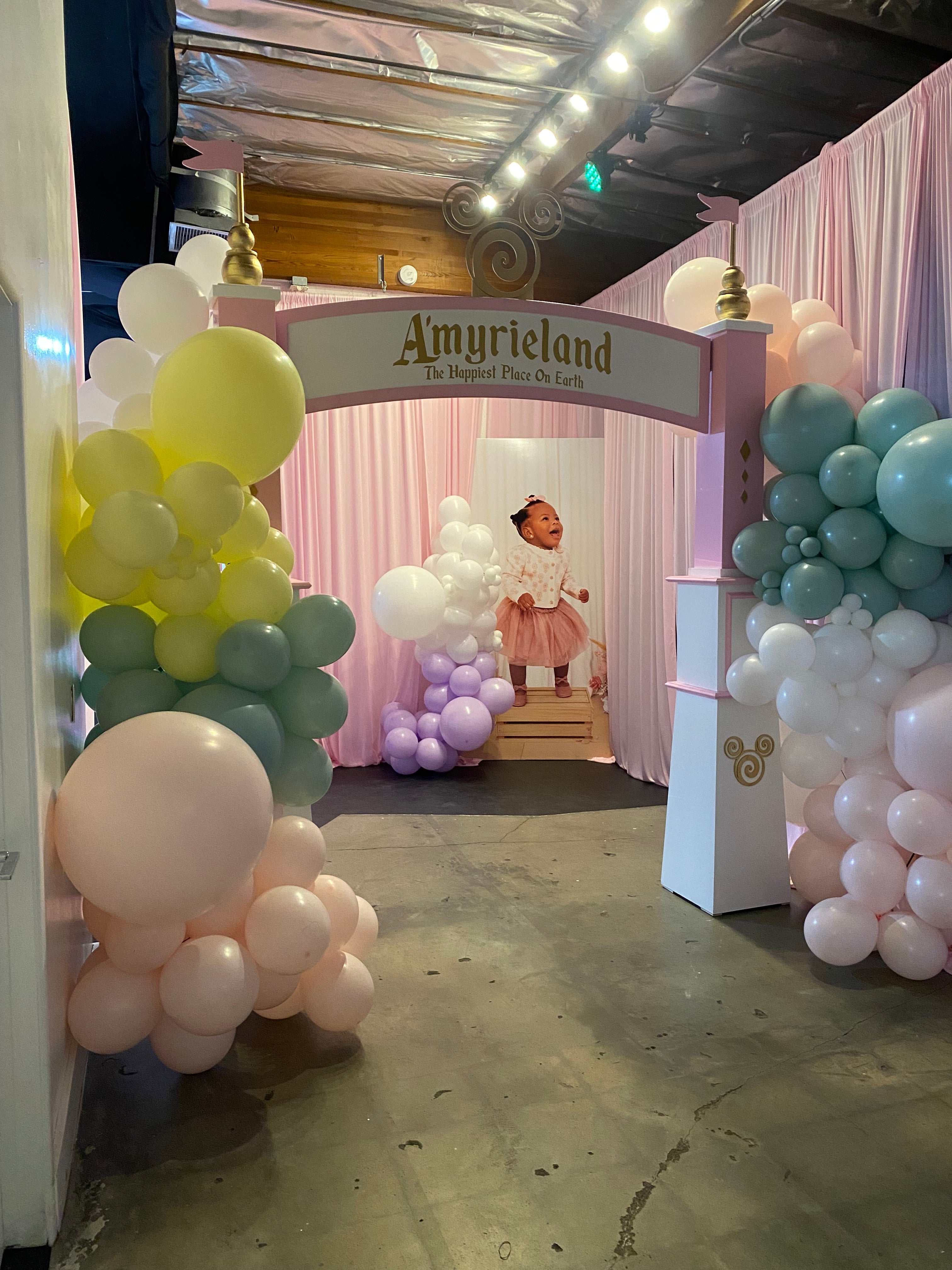 Minnie Mouse Arch