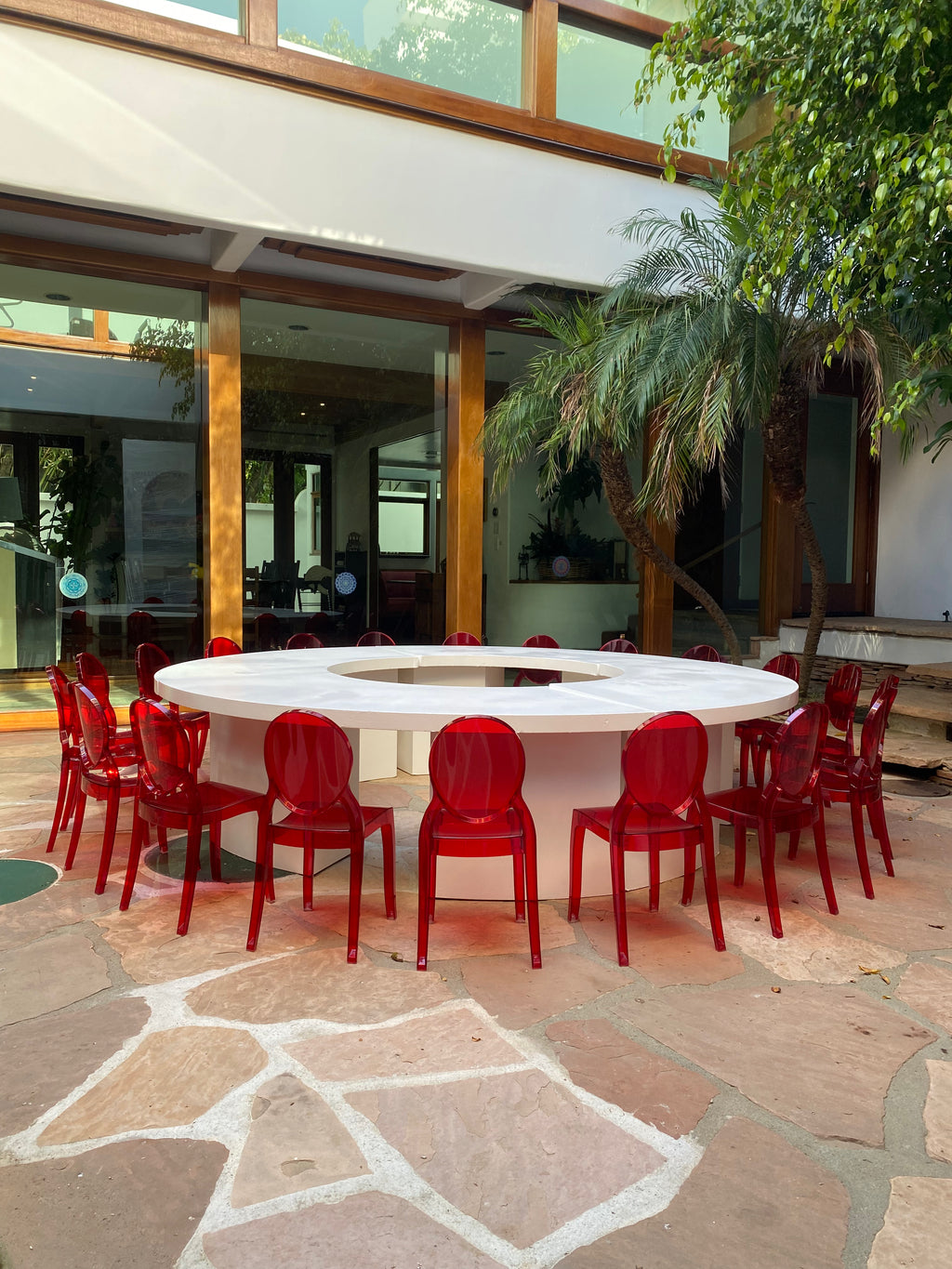 Kids White Serpentine Circle Table