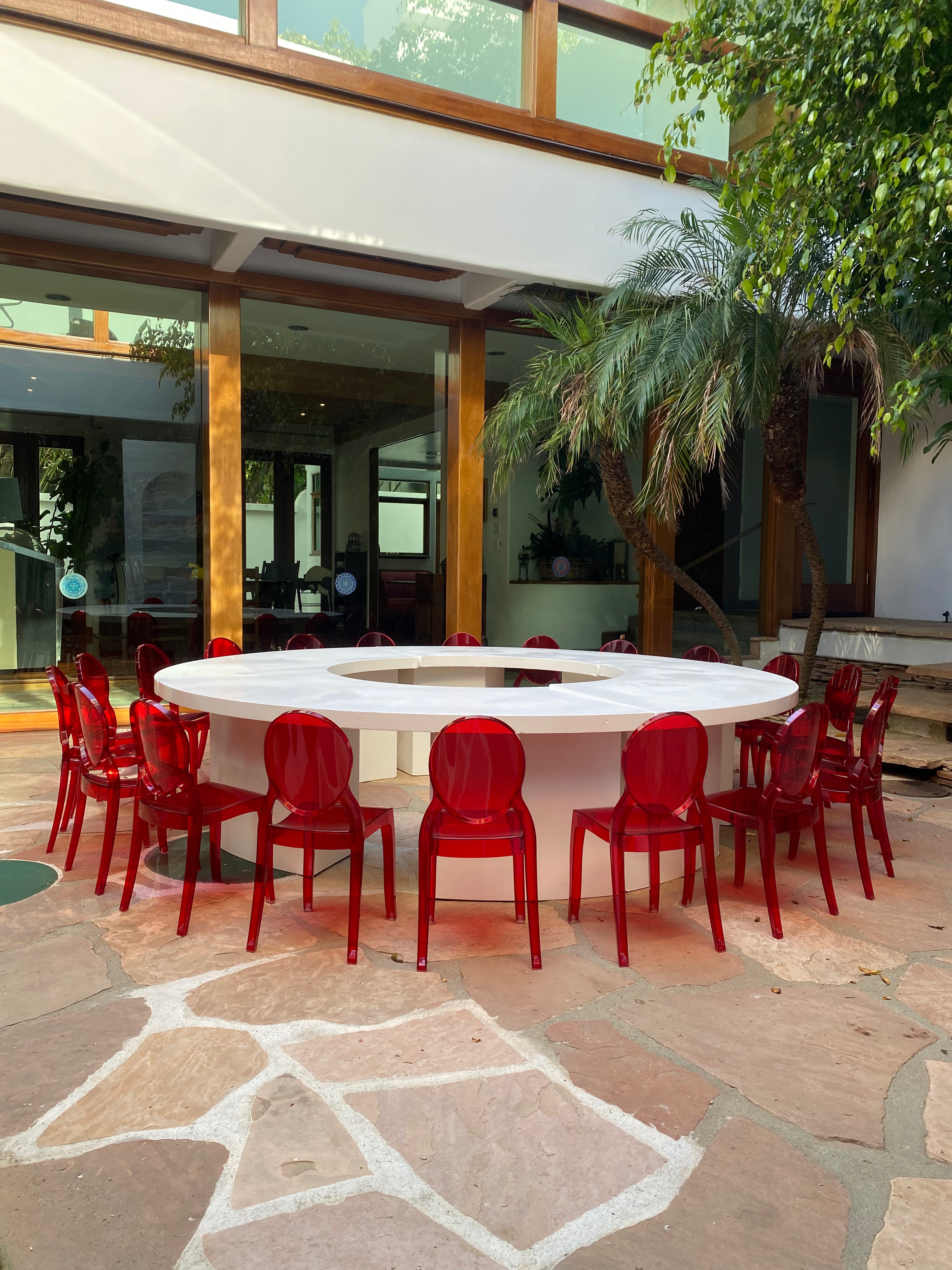 Kids White Serpentine Circle Table