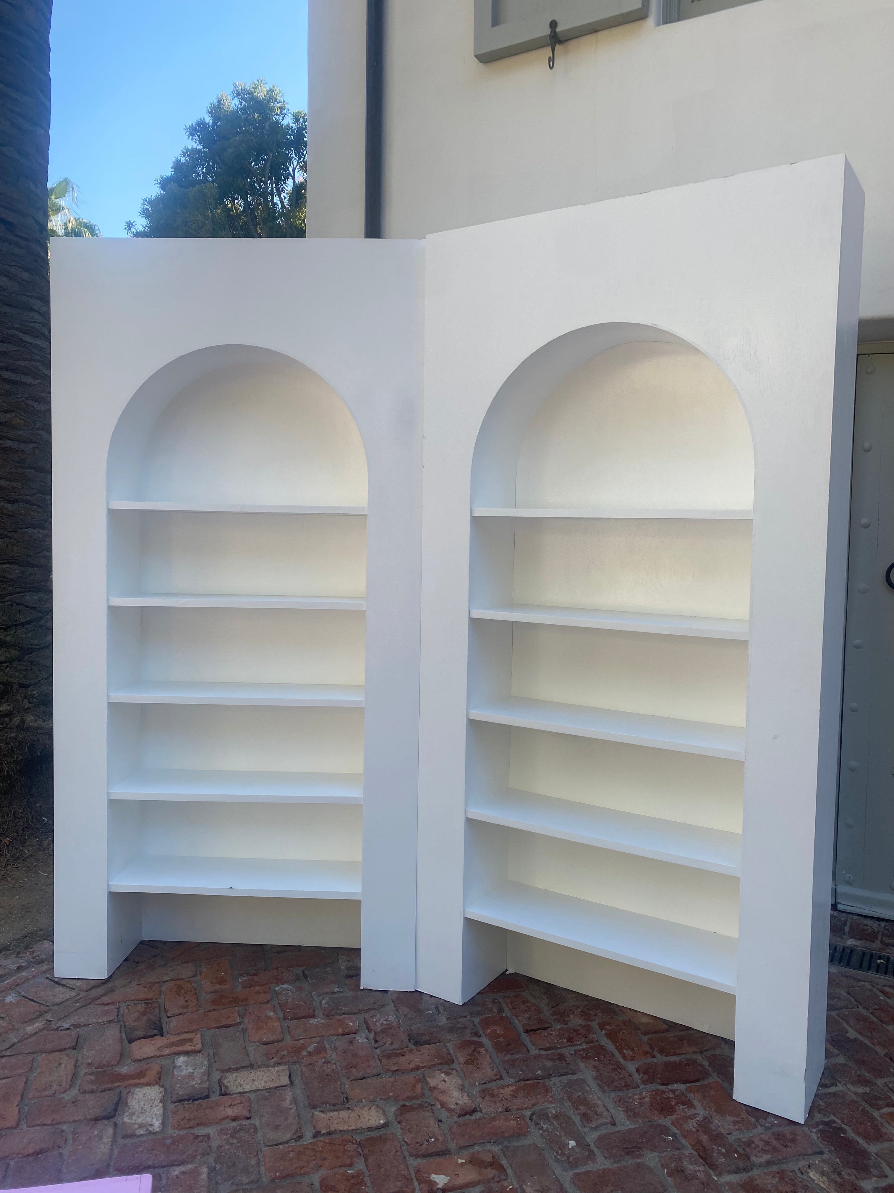 3D White Arch With Shelves