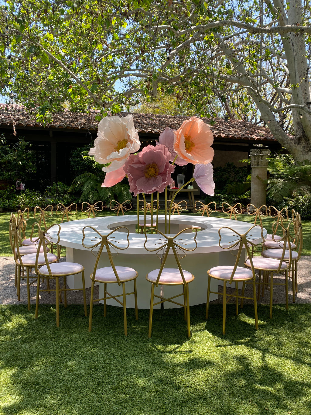 Kids White Serpentine Circle Table