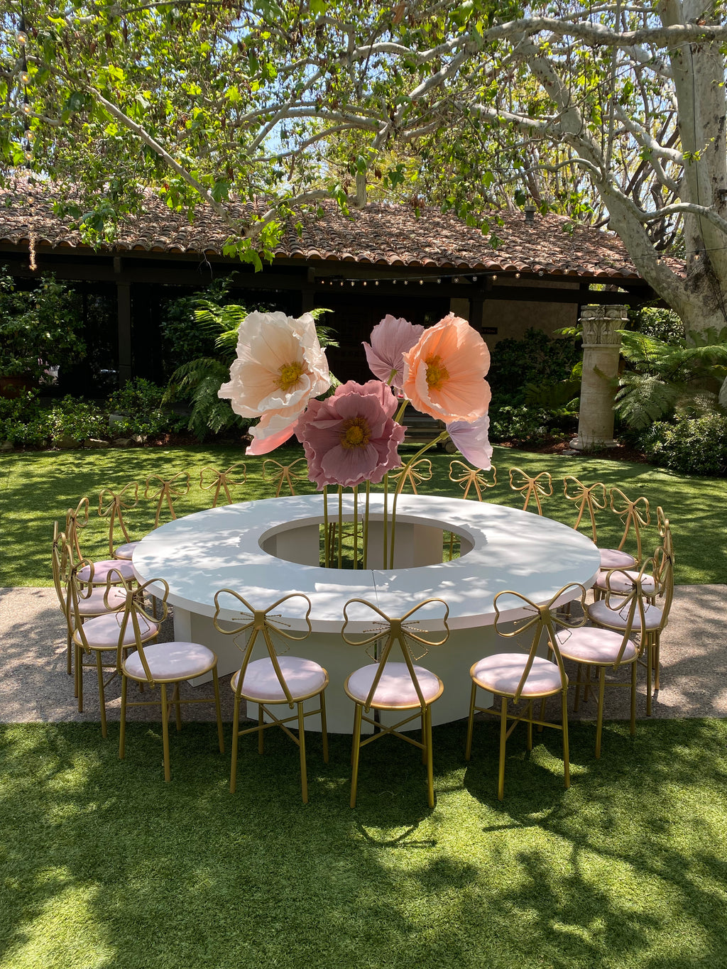 Kids White Serpentine Circle Table