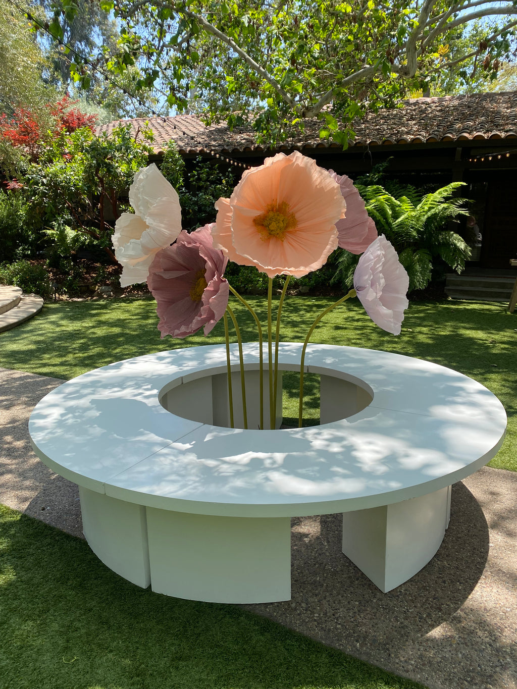 Kids White Serpentine Circle Table