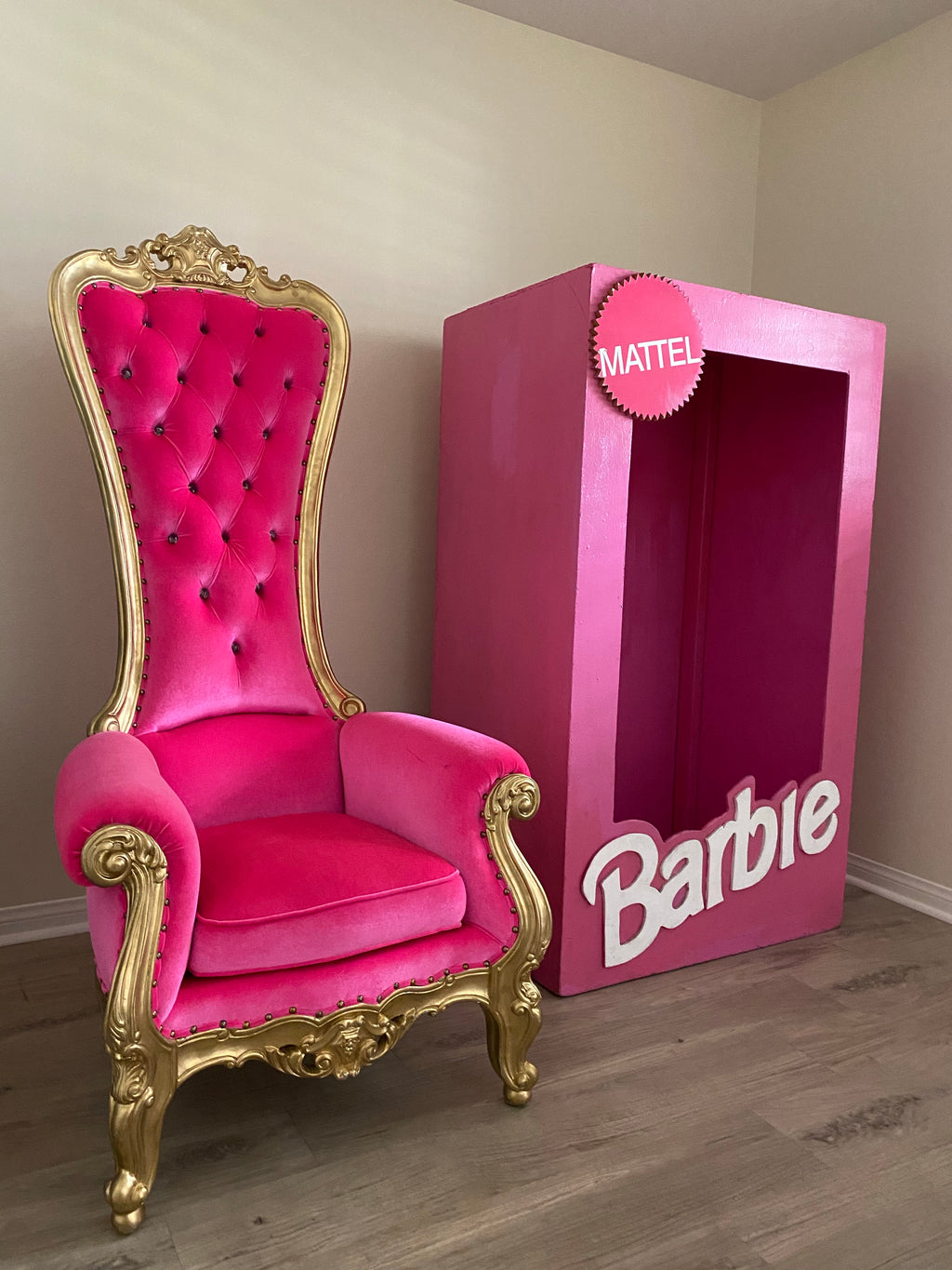 Medium Hot Pink/Gold Royal Throne Chair