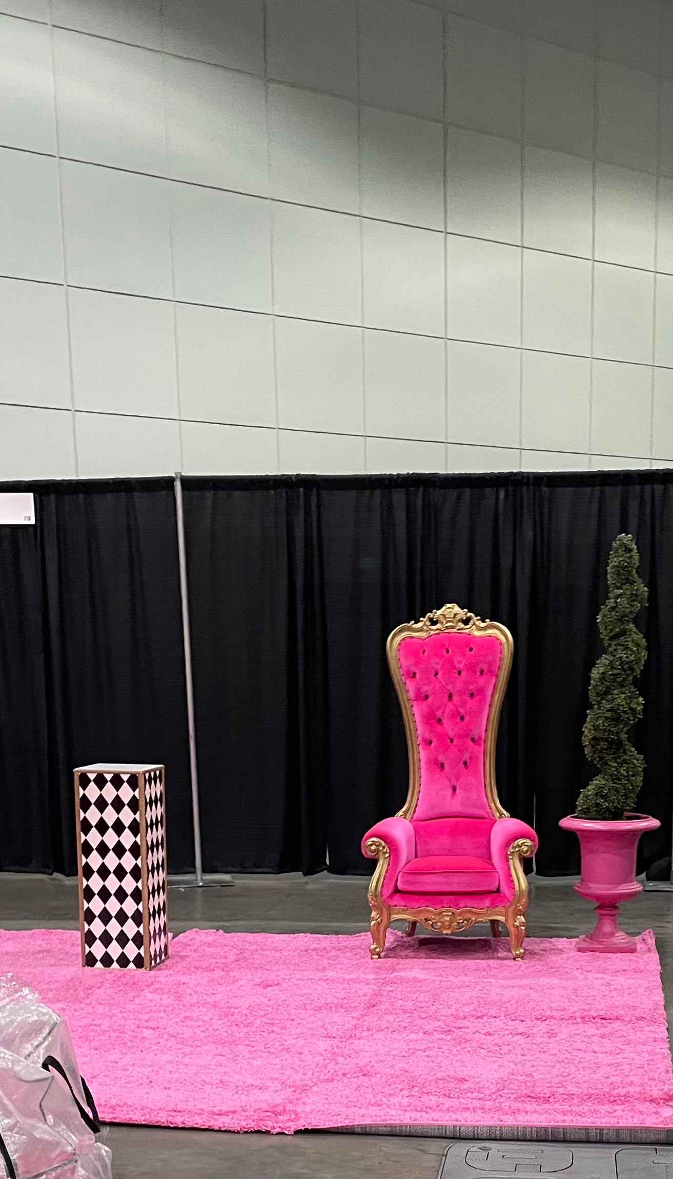 Medium Hot Pink/Gold Royal Throne Chair