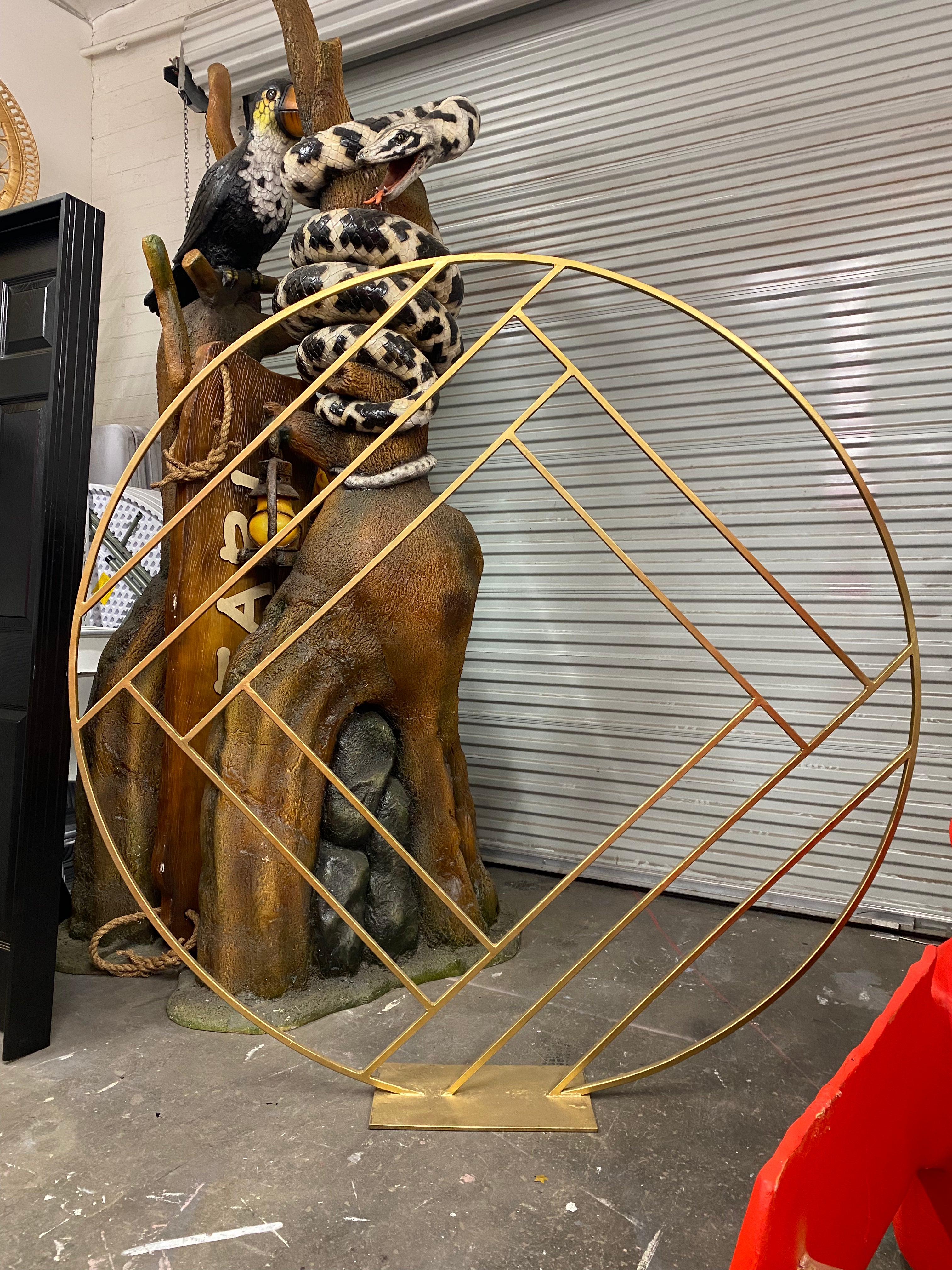 Gold Washington Circle Stand